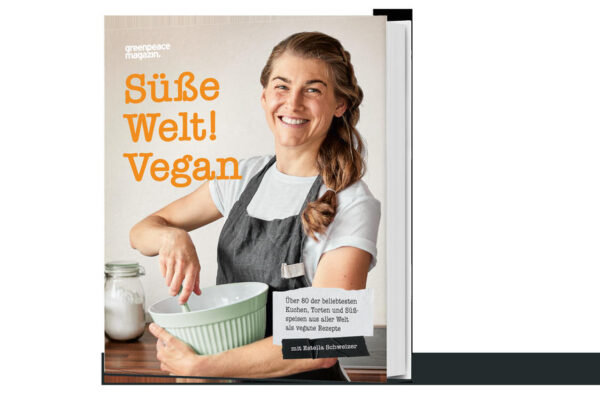 In 80 veganen Rezepten um die Welt: Die beliebtesten und besten Kuchen, Torten und Süßspeisen von nah und fern - rein pflanzlich Die süßen Momente im Leben ganz neu entdecken: Vegan-Köchin Estella Schweizer interpretiert heiß geliebte Süß-Klassiker aus aller Welt - mit rein pflanzlichen Zutaten. Über 80 Rezepte finden sich in dem reich bebilderten Buch (Fotos: Maria Panzer), darunter Zwetschgenkuchen aus Deutschland, Kaiserschmarrn aus Österreich, Engadiner Nusstorte, französische Crème brûlée, New Yorker Cheesecake und viele weitere Köstlichkeiten. Ein Weihnachtsspezial mit Rezepten für feines Festtagsgebäck rundet das Buch ab, das mit Schritt-für-Schritt-Anleitungen, Kennzeichnung der Rezepte nach Schwierigkeitsgrad, einem Glossar und Register sowohl Anfänger als auch erfahrenere (Hobby-)Bäckerinnen anspricht. Vegan backen bedeutet, für die klassischen Hauptzutaten Eier, Butter und Milchprodukte adäquate Ersatzmöglichkeiten zu finden. Estella Schweizer stellt die veganen Alternativen kenntnisreich und mit vielen praktischen Tipps hinsichtlich ihrer Verarbeitungsmöglichkeiten vor. Ebenso werden die verschiedenen Süßungsmittel und Mehle von vollwertig bis weiß beschrieben und hinsichtlich ihrer Backeigenschaften und Einsatzmöglichkeiten bewertet. Wer Gluten nicht verträgt, wird bei den glutenfreien Mehlmischungen fündig und kann die Rezepte entsprechend umsetzen. Damit Rühr- oder Biskuitteige ohne Ei, Quark-Öl-Teige ohne Quark sowie Frostings ohne Butter oder Sahne gelingen, stellt die Autorin zahlreiche Grundrezepte vor. Die Kuchen, Torten, Cremes und Co. orientieren sich optisch und geschmacklich eng am Original. Bei einigen Rezepten hat sich Estella Schweizer für eine freiere, kreativere Interpretation entschieden: So überraschen unter anderem die Klassiker Crema Catalana, Panna Cotta, Donauwellen und Mozartkugeln mit einem besonderen kulinarischen Dreh. Gemeinsam ist allen Rezepten, dass sie mit natürlichen, alltäglich verfügbaren Zutaten arbeiten. Das Buch soll auch zum intuitiven und kreativen Umgang mit Zutaten, Mengen und Aromen inspirieren - und auf diese Weise allen Menschen, ob nun Veganer, Vegetarier, Flexitarier, ihr Stück vom Kuchen servieren.