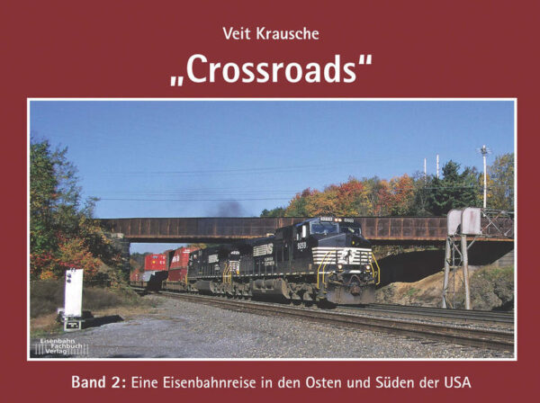 Vorwort Im 19. Jahrhundert bildeten Straßen und Flüsse die Haupttransportwege nicht nur in Europa, sondern auch auf dem nordamerikanischen Kontinent. Diese galt es auszubauen, was nicht zuletzt durch den Bau des Eriekanals zwischen Albany und Buffalo und damit der Verbindung von New York City und den Großen Seen seinen Höhepunkt fand. Der Bau dieser Kanäle wurde mittels Granitblöcken aus Steinbrüchen durchgeführt, die nicht immer in der Nähe des Kanalbau`s lagen. Für den Transport des benötigten Baumaterials zur Schiffsverladung auf dem Neponset River baute man die erste Eisenbahnstrecke in Quincy (Massachusetts) 1826. Geografische Barrieren verhinderten jedoch, dass überall schiffbare Kanäle gebaut werden konnten. So stellten die etwa 3000 km lange und über 400 Millionen Jahre alte Gebirgskette der Appalachen im Osten der Vereinigten Staaten von Amerika ein unüberwindliches Hindernis dar. Hierauf war das neue Verkehrsmittel, die Eisenbahn, die richtige Antwort. Im Februar 1827 wurde die erste Eisenbahngesellschaft der USA, die Baltimore and Ohio Railroad, gegründet. Es sollte eine Eisenbahnstrecke bis zum Ohio River gebaut und planmäßig mit Personen- und Güterverkehr bedient werden. Im Mai 1830 wurde das erste Teilstück von Baltimore bis Ellicott`s Mills, ganze 13 Meilen, feierlich eröffnet. Anfangs beherrschten englische Lokomotiven die Szenerie, wie z. B. die „Stourbridge Lion“, der Forster, Rastrick and Company – die jedoch zu schwer für die vorhandenen Gleise war. Ab 1830 kamen dann auf der Baltimore and Ohio Strecke amerikanische Lokomotiven zum Einsatz. Die „Tom Thumb“ gewann erwartungsgemäß ein Pferderennen und demonstrierte eindrucksvoll die Überlegenheit des modernen Fortbewegungsmittels. Im Jahre 1831 nahm die South Carolina Railroad ihren Betrieb auf. Zum Einsatz kam die Lok „The Best Friend of Charleston“ wobei diese nach nur einem halben Jahr bei einem Kesselzerknall vollständig zerstört wurde. Ein Schicksal, dass viele der anfänglichen Konstruktionen teilten und manchem Zweifler der Moderne Recht gab! Mit der Gründung der Baldwin Locomotive Works 1831 in Philadelphia durch Matthias William Baldwin wurde der Grundstein für eine der größten Lokschmieden in der Geschichte der Eisenbahn gelegt. Vor allem mit der Produktion von insgesamt 60000 Dampflokomotiven hat sich Baldwin ein Denkmal gesetzt. Das Terrain der Diesellokproduktion musste Baldwin, wie viele andere auch, General Motors und General Electric überlassen. Der Bahnbau an der Ostküste der Vereinigten Staaten wurde bis zum Mississippi River und den Großen Seen vorangetrieben. Bereits Ende der 1850er Jahre überdeckte ein Netz von kleineren und größeren Bahngesellschaften den östlichen Kontinent, deren gesamtes Streckennetz etwa 48000 km betrug. Unterbrochen wurde der Bauboom vom amerikanischen Bürgerkrieg. Truppentransporte hatten Vorrang und die durch Kriegseinwirkung zerstörten Bahnanlagen wirkten nicht minder der Entwicklung entgegen. Noch während des Krieges wurde 1862 der „Pacific Railroad Act“ unter Federführung von Präsident Lincoln beschlossen und die Genehmigung zum Bau einer transkontinentalen Eisenbahn nach Kalifornien erteilt, deren Bau nach Kriegsende 1865 begann. Der Bau der transkontinentalen aber auch regionalen Eisenbahnen sowie der Beweis, dass das neue Verkehrsmittel zukunftsträchtig und gewinnbringend ist, weckte bei den Investoren die Profitgier. Es wurde alles unternommen, den Konkurrenten den Bau der Eisenbahn zu erschweren, bis hin zum bewaffneten Konflikt, um eine Trasse für die eigene Bahngesellschaft zu erkämpfen. Man nutzte Monopolstellungen, um Frachttarife zu diktieren, oder gab nur bestimmten Verladern Rabatte. Schließlich schritt die Politik ein und gebot dem Treiben 1887 mit der Gründung des ICC, der Interstate Commerce Comission als Regulierungsbehörde, Einhalt. Die ICC legte mehr oder weniger Transportpreise fest und garantierte auch die Durchfahrtsrechte (Trackage Rights). Die amerikanischen Eisenbahnen erlebten zwischen erstem Weltkrieg, Weltwirtschaftskrise und zweitem Weltkrieg eine wirtschaftliche Achterbahnfahrt. Nach dem zweiten Weltkrieg fand der wirtschaftliche Aufschwung in den USA auf der Straße statt. Mit dem staatlich finanzierten Neu- und Ausbau der Highways verringerte sich das Transportaufkommen rapide und die Eisenbahn wurde im wahrsten Sinne des Wortes “abgehängt“. Der zunehmende Individual- und Flugverkehr machte allen Eisenbahngesellschaften zu schaffen, die Personenzüge anboten. Unrentable Zugverbindungen wurden eingestellt, der Service in den Zügen drastisch reduziert, wodurch immer mehr Kunden auf das Automobil umstiegen. Bis dahin gut funktionierende Verbindungen wurden regelrecht „amputiert“, wodurch die Gesellschaften bei der ICC die Einstellung des ungeliebten und unwirtschaftlichen Reiseverkehrs beantragen konnten. Das Ende des gesamten Schienenpersonenverkehrs schien absehbar. So sah sich der Staat genötigt am 1. Mai 1971 die „Notbremse zu ziehen“ und die National Railroad Passenger Corporation, kurz Amtrak, zu gründen. Amtrak ist jetzt über 40 Jahre im Geschäft und aller finanziellen Probleme zum Trotz eine Alternative zum Auto geworden, vor allem in den Ballungszentren geworden. Todgesagte leben bekanntlich länger! Dabei führte Amtrak von Beginn an einen Überlebenskampf. Das Wagen- und Lokmaterial war alt, abgewirtschaftet und von einem einheitlichen Farbschema ganz zu schweigen. Bei den wenigen Meilen eigenem Streckennetz, Stellwerken und anderen technischen Einrichtungen sah die Situation nicht besser aus. Entgleisungen waren an der Tagesordnung und Improvisation das Zauberwort. Heute steht Amtrak deutlich besser da. Im Ostkorridor verkehren elektrisch betriebene Züge im Halb- bzw. Stundentakt zwischen den Ballungszentren. Der Acela- Express, der die Wirtschaftszentren Boston, New York und Washington D.C. verbindet, ist zu einem nicht mehr wegzudenkenden Markenzeichen geworden. Beim Güterverkehr sah die Situation nicht anders aus. Mitte der fünfziger Jahre machte die Rezession den östlichen Güterverkehrsgesellschaften zunehmend zu schaffen. Nachdem sich bereits einige Gesellschaften zusammengeschlossen hatten, wurde am 1. Februar 1968 die Penn Central aus verschiedensten Gesellschaften gegründet. In ihr gingen Unternehmen wie die New York Central, die Boston und Albany sowie die Pennsylvania Railroad auf. Nach nur zwei Jahren Betriebsführung musste auch die Penn Central Konkurs anmelden und wurde somit zur bis dahin größten Pleite in der US Eisenbahngeschichte, man schrieb 325,8 Mio Dollar Verlust. Allerdings konnte ein so großes Unternehmen nicht einfach von heute auf morgen „dicht“ gemacht werden, denn die Penn Central war der absolute Marktführer im Frachtverkehr des Ostens und weitere kleinere Unternehmen, wie die Reading Railroad, waren ebenfalls in Bedrängnis. Die Folge wäre ein Niedergang der Industrie gewesen, da die im Osten des Landes konzentrierte Montan- und Schwerindustrie auf die Eisenbahn als Transportmittel angewiesen war und auch heute noch ist. Die United States Railway Association wurde beauftragt einen Rettungsplan auszuarbeiten und eine neue Bahngesellschaft, die Consolidated Rail Corporation, kurz Conrail zu gründen. Conrail sollte große Teile der Penn Central übernehmen. Gründungstag der staatlichen Conrail war der 1. April 1976 mit einem Streckennetz von etwa 27500 km Länge. Übernommen wurden 5000 Lokomotiven, 162000 Güterwagen und 95000 Angestellte. Nebenstrecken sowie Gebäude und Einrichtungen wurden teilweise stillgelegt oder verkauft. Im Gegenzug machten die Gewerkschaften kleinere Zugeständnisse und im Ergebnis dessen konnte bereits 1979 ein kleiner Gewinn verzeichnet werden. Anpacken war das Motto von Conrail und das Unternehmen hatte sich den Spitznamen „Sweater“ erarbeitet. Eisenbahnfreunde hingegen sprechen ehrfurchtsvoll von „Big Blue“. Die Consolidated Rail Corporation arbeitete von Beginn an gewinnorientiert und war auf bestem Wege eine profitable Güterverkehrsgesellschaft zu werden. Der Fuhrpark wurde ständig erneuert und gipfelte im Kauf der 5000 PS starken SD80MAC von General Motors. Conrail gehörte zu den „Big Seven“- den 7 großen Gütergesellschaften. Das weckte Begehrlichkeiten bei anderen großen Unternehmen wie der Santa Fe oder der Norfolk Southern. Die Konkurrenz, allen voran CSX zogen 1986 vor Gericht und verhinderten so eine Fusion. Allerdings verzögerte dieser Schritt nur die Zerschlagung von Conrail. Im Jahre 1997 stimmten die Aktionäre einer Fusion mit der Norfolk Southern zu. Zwei Jahre später wurde Conrail zwischen CSX und Norfolk Southern aufgeteilt. Geblieben ist die Erinnerung an eine große Güterverkehrsgesellschaft mit dem markanten „Büchsenöffner- Logo“. Neben den großen Gesellschaften CSX und Norfolk Southern beherrschen heute „Second Class Railroads“, wie die Providence and Worcester Railroad den Osten der USA. Im Süden sorgen hingegen die Florida East Coast oder die Kansas City Southern für Abwechslung im Farbschema. Genießen Sie eine Bilderreise mit der Eisenbahn in den Osten und Süden der Vereinigten Staaten von Amerika. Veit Krausche