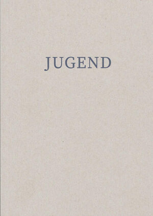 In diesem Buch geht es um Jugendliche in den Kleinstädten und Dörfern des Oderbruchs, im Jahr 2023. Einige von ihnen wurden für dieses Buch in längeren Interviews befragt, die Auswahl der Gesprächspartner erfolgte ausgehend von den größten denkbaren Unterschieden: Jugendliche in Freiheit und in der Justizvollzugsanstalt. Solche mit einem ausgeprägten familiären Umfeld und andere, deren gewachsener sozialer Kontext brüchig oder gänzlich zerfallen ist. Tänzerinnen und Treckerfahrer, Musikerinnen und Aktivisten, engagierte und private, laute und leise junge Menschen, auf dem Weg in eine Lehre vor Ort oder in die großstädtischen Universitäten. Es wird kein Normalfall konstruiert, sondern von der Verschiedenheit ausgegangen, das ist das erste Mittel gegen vorschnelle Urteile. Bei 20 Menschen lassen sich beileibe nicht alle Geschichten und Spielarten erfassen, aber man bekommt einen Sinn für die blinden Flecken, für das Unsichtbare und Unausgesprochene, für den Abstand zwischen Neutornow und Kienitz, zwischen Landmaschinenschlosserei und Graffiti. Ergänzt wurden die Interviews durch Gespräche mit einigen Erwachsenen, die viel mit Jugendlichen zu tun haben und Verantwortung für sie tragen. Die gut 50 Fotografien stellen die Gesprächspartner vor und geben einen Einblick in jugendliche Lebenswelten im Oderbruch.