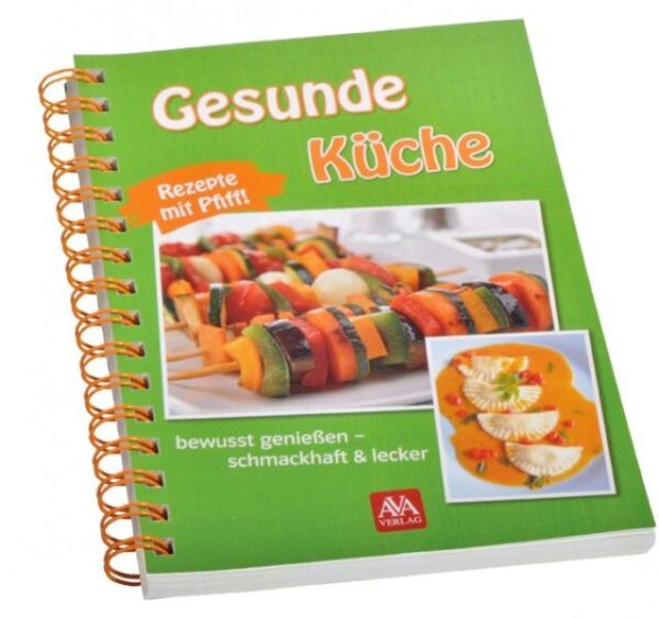 Kochbuch „Gesunde Küche“ Ernährung spielt im menschlichen Leben eine zentrale Rolle mit unmittelbaren Auswirkungen auf unser Wohlbefinden und auf unsere Gesundheit. Erstaunlich, was wir mit falschem Essen unserem Körper alles zumuten, bzw. was Nahrungsmittel alles auslösen können: Migräne, Magen-Darm-Beschwerden, Hauterkrankungen bis hin zu Herz-/Kreislaufprobleme können Folge einer unausgewogenen Ernährung sein. Doch was kann man noch essen? Und was sollte man vermeiden? Eine ungesunde und unausgewogene Ernährung kommt fu¨r viele u¨berhaupt nicht erst in Betracht. Zudem wäre der Aufwand einer gesunden Ku¨che sowieso zu hoch und der Verzicht auf genussvolles Essen unentbehrlich. Dass man dabei auf weitaus weniger verzichten muss als zunächst angenommen, zeigt das neue Kochbuch „Gesunde Ku¨che“ vom AVA-Agrar Verlag aus Kempten. Es gibt Einblick in eine unverfälschte Ku¨che und zeigt viele verschiedene Rezepte sowie gesunde Köstlichkeiten bei Histaminintoleranz auf, bei denen es an nichts mangelt: Ob eine Ku¨rbisrahmsuppe, italienische Tartelettes, Chili con Carne oder Quark-Pistazien-Eis – leckere Gerichte, die genauso schmackhaft wie abwechslungsreich und ebenso einfach in der Zubereitung sind. Gesunde Küche – Rezepte mit Pfiff! 14,8 x 21cm durchgehend farbig bebildert Spiralbindung 162 Seiten Artikel-Nr.: 0207