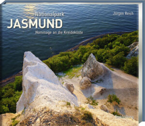 Auf allen Seiten von der Ostsee umgeben und nur durch einen schmalen Küstenstreifen mit der Insel Rügen verbunden, ist die Halbinsel Jasmund ein wahres Naturparadies. Hier liegt der kleinste Nationalpark Deutschlands und zugleich einer der am meisten besuchten: der Nationalpark Jasmund. Neben verwunschenen Seen, stillen Mooren und dem UNESCO-Weltnaturerbe „Alte Buchenwälder“ finden sich in ihm auch die beiden Wahrzeichen der Insel: Die Kreideküste Rügens und der 118 Meter hohe Königsstuhl. Auf wenig Fläche bietet das Schutzgebiet eine große Zahl unterschiedlicher, faszinierender Naturräume, die Heimat seltener Pflanzen- und Tierarten sind. Der Fotograf Jürgen Reich ist seit Jahren mit der Kamera im Nationalpark Jasmund unterwegs und seine stimmungsvollen, ausdrucksstarken Aufnahmen machen deutlich, warum diese wohl schönste Küste Deutschlands zu allen Jahreszeiten ein Sehnsuchtsziel ist – von den aufbrechenden Buchenknospen im Frühling über die warme Lieblichkeit des sommerlichen Strandes und den Farbrausch des Herbstes bis zur herben winterlichen Sturmlandschaft.