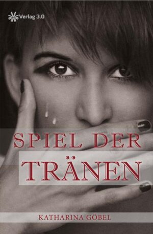 Ein Liebespaar das sich zwar liebt, doch dem es den Lebensumständen zu trotz, misslingt, die Beziehung aufrechtzuerhalten, ist Protagonist in „Spiel der Tränen“. Wege finden sie dennoch, die Magie ihrer Liebe zu bewahren. Es ist ein Roman, der von der Liebe erzählt, ihrer Unberechenbarkeit und sanften Zerbrechlichkeit. Durch einen poetischen als auch gleichzeitig direkten Schreibstil lässt dieses Liebesdrama den Leser und Leserinnen, der andere nicht. Ferner nimmt auch eine Vergewaltigung, psychischer und physischer Art, eine entscheidende Rolle ein, die diese Liebe zu gefährden droht. Es ist schlicht eine Geschichte, die von der Zerbrechlichkeit des Glücks berichtet und dem Geheimnis ein guter Mensch zu sein.