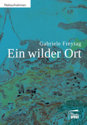 Mehr als ein Bericht - eine autobiografische Reise durch den Medizindschungel und das Auf und Ab der eigenen Gefühle angesichts der Diagnose Krebs. Die Autorin nimmt uns mit auf den verschlungenen, aber konsequenten Weg, den sie geht, um auf ungewöhnliche Weise von Gebärmutterhalskrebs geheilt zu werden: Wie sie nach vielen versuchten Annäherungen die Schulmedizin enttäuscht losließ und wunderbare Hilfe bei ihrer eigenen Disziplin fand, der kreativen Psychotherapie. Sie arbeitet mit Methoden, die den Körper in Schwingung und zum Sprechen bringen, sucht weit entfernte Länder, Dschungeldoktoren und Heilerinnen auf. Letztendlich ist, was die Therapeutin suchte, bereits da, und so kann sie endlich eine auf sie passende Krebsbehandlung erfinden. Die Zeit ist ihr nicht davongelaufen, und sie nicht der Herausforderung ihres Lebens. Zehn Jahre nach der Heilung beschreibt sie mit höchster Ehrlichkeit, Witz und Scharfsinn den Forschungs- und Erfahrungsprozess, der sie in eine ganz neue Dimension des Erlebens geführt hat.