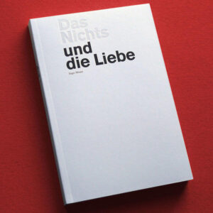 Nur drei Protagonisten: Da ist Robert, der gerne nachdenkt über seine Fähigkeit, nachdenken zu können, der Zeitspannen einteilt in lange, die ausreichen, um sich verlieben zu können, und kurze, die kurz genug sind, um dem Abbrennen einer Kerze ohne Langeweile zuzuschauen. Da ist Rebekka, die sich fragt, was ein Ästhet ohne Spiegel anstellt, und deren Rücken zärtlicher zu plaudern vermag als so mancher Mund in so manchem Gesicht. Und da ist ein fulminant berühmter Philosoph, der in magischer Manier annähernd immer das richtige Wort findet, der Banales interessant und Interessantes bezaubernd macht, der obendrein gar jene Banalität offenbart, die dem bereits Bezaubernden innewohnt.