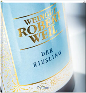 Riesling - Rebsorte mit vielen Facetten Der Riesling ist die spannendste, weil vielseitigste Rebsorte der Welt. Rieslingweine werden von trocken über feinherb bis edelsüß ausgebaut und sind jung als auch gereift zu genießen. Der epochale Bildband behandelt das komplexe Thema Riesling am Beispiel des Spitzenweinguts Robert Weil. Kein anderes traditionelles deutsches Weingut hat in den vergangenen 20 Jahren solch eine beispielhafte Erfolgsgeschichte geschrieben. Wilhelm Weil hat nun in vierter Generation das Weingut in den Kreis der internationalen Weinelite zurückgeführt. Neben der spannenden Geschichte des Weinguts im Spiegel deutscher und Rheingauer Weingeschichte, wird die besondere Architektur des Ensembles aus Gutshaus, Park und Weinkellern beschrieben. Fragen zu Boden und Ökosystem, zu Ausreifung und Vergärung sowie zur Stilistik werden vertieft und in großformatigen Fotos die vielfältigen Weinbergtätigkeiten gezeigt, die über den Verlauf eines Jahreszyklus vom Rebschnitt bis zur Ernte gemeistert werden.