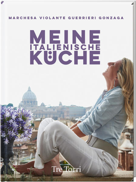 Marchesa Violante Guerrieri Gonzaga nimmt den Leser mit auf eine wunderbare Reise durch ihre exquisite italienische Küche. Ihre Rezepte sind inspiriert von den unterschiedlichen Regionen Italiens, von der Nordspitze bis nach Sizilien. Zusätzlich sind sie gespickt mit kulinarischen Impressionen aller Herren Länder und tragen so Violantes unverkennbare Signatur. Lassen Sie sich überraschen von Fenchelsalat mit Krabben und Orangen, Kürbis-Gnocchi mit karamellisierten Zwiebeln und Mini-Cordon bleu mit Champignons. Neben den authentischen Rezepten sorgen zahlreiche Fotografien für eine typisch italienische Atmosphäre.