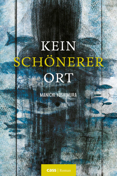 Das Haus hatte einen kleinen Garten. Mit diesem unscheinbaren Satz beginnt das Buch, eine Erzählung aus der Perspektive eines kleinen Mädchens, einer 11jährigen Grundschülerin. Aber die Unscheinbarkeit verliert sich schnell, der Leser ahnt schon nach wenigen Seiten, dass es um etwas Außergewöhnliches geht. Nicht um den Garten und das Haus, in dem das Mädchen allein mit ihrer strengen, von einem Reinlichkeitswahn besessenen Mutter zusammenlebt, nicht um die Nachbarn, von denen die Mutter sich abschottet, nicht um die Einsamkeit des Mädchens in der Schule. Eine Reihe eher merkwürdiger häuslicher und schulischer Ereignisse, vorgetragen aus der unschuldigen Sichtweise des Mädchens, macht bald klar, dass sich in Umizuka, der Stadt am Meer, in der das Mädchen und seine Mutter leben, etwas Ungeheuerliches ereignet hat und dass die Bewohner alles dafür tun, dieses Ungeheuerliche nicht zur Kenntnis zu nehmen. Man ist eine Gemeinschaft, die Schlimmes überstanden hat und deshalb um so mehr Gemeinschaft sein muss. Niemand darf ausscheren, niemand er selbst sein. Das Gemüse, das man zieht und isst, ist gesund, weil es gesund sein muss. Die Fische, die man aus dem Meer holt, sind nicht nur essbar, sondern schmackhaft. Sie müssen es sein. Die Leute sind alle nett. Sie müssen es sein. Man hat eine Hymne, die Umizuka-Hymne. Man singt sie gemeinsam, man hilft sich, wo man kann, und man bespitzelt sich. In der Schule aber sterben die Kinder, Lehrer verschwinden, Männer in Anzügen tauchen auf. Mit jedem Satz, jedem Kapitel wird klarer, dass die Fassade nur eine Fassade ist. Und zugleich: dass Risse in der Fassade nicht geduldet werden. Sie werden erbarmungslos übertüncht. Welches Unglück die Bewohner von Umizuka heimgesucht hat, wird nicht ausgesprochen. Man denkt sofort an die Reaktorkatastrophe von Fukushima. Aber das wäre zu kurz gegriffen. Das Buch beschreibt in sehr leisem, aber nach und nach immer eindringlicher werdendem Tonfall, was passiert, wenn man, koste es, was es wolle, die Augen und Ohren vor Dingen verschließt, die nicht sein können, weil sie nicht sein dürfen