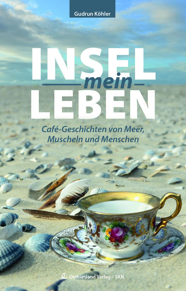 Am Strand entlang der Wasserkante auf meiner Insel - Faszination pur noch immer in meinem Leben nach so vielen Jahren. Jeden Tag sehe ich ein anderes Schauspiel: Wolken, so tief, dass ich glaube, ich könne sie vom Himmel pflücken oder so hoch, dass sie der Sonne näher scheinen als der Erde. Wind, manches Mal als kaum wahrnehmbarer Lufthauch zu spüren oder als Sturm, der den Regen waagerecht fallen lässt. Sonne, die sowohl sommers als auch winters den Menschen ein Lächeln ins Gesicht zaubert oder die sich hinter undurchdringlichem Grau verbirgt und auf hellere Zeiten hoffen lässt. Muscheln, Sand und Meer, so vielfältig und abwechslungsreich wie die Menschen, die sich dort befreit und entspannt bewegen. Insel - ein Traum für viele Menschen, bietet sie doch so etwas wie Entschleunigung, Gelassenheit und Wohlfühlatmosphäre. Das Band zu ihrer Lieblingsinsel wird von Mal zu Mal fester geknüpft. Und mein Café mit süßen Köstlichkeiten, den liebenswerten Sehnsüchten, mit netten Gästen - den Großzügigen und Knauserigen, den Gesprächigen und Muffeligen, den Wiederkehrern, den Traditionalisten und den Eintagsfliegen. Sie erfreuen sich im Winter an heißem Tee und im Sommer an kühlen Getränken, dazu fast ausnahmslos ein Stück Torte, denn mein Café ist das Tortencafé der Insel. Dort bietet sich Raum für mögliche Lebensumstände der Gäste - ihre Beziehungen, Gefühle, Schicksale und Zwischenmenschliches. So entstehen Café-Geschichten von Menschen auf ihrer Lieblingsinsel.