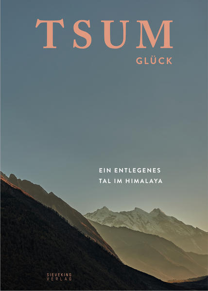 Alle wollen es: glücklich sein! Das große Glück und innere Zufriedenheit zu finden ist ein generations- und länderübergreifendes Streben - egal ob Christ, Moslem, Jude, Buddhist oder Atheist. Aber was ist Glück? Nur eine Frage der Wahrnehmung? Wie und wo kann man es finden? Gibt es Glück? Wer ist heute denn überhaupt noch glücklich? Wieso gibt es so etwas wie den "Welttag des Glücks" oder gar einen "Glücksatlas"? Bei der Suche nach Antworten sind Titus Arnu und Enno Kapitza auf das Tsum Tal gestoßen, das Tal des Glücks. Ein heiliger buddhistischer Ort, an dem Gewalt jeglicher Art gegenüber Mensch und Tier verboten ist. Erst seit 2007 darf dieses abgelegene Hochtal im Norden Nepals an der Grenze zu Tibet von Touristen besucht werden. Der Fotograf Enno Kapitza hat sich zusammen mit Titus Arnu auf die Reise gemacht. Eine Reise in eine andere Welt und Zeit, in der die ursprünglichste Lebensweise des tibetischen Buddhismus noch gelebt wird. Das Leben ist einfach und entbehrungsreich, doch strahlen die Menschen eine tiefe Zufriedenheit aus. Mit ausdrucksstarken Porträtfotografien der Einheimischen - den Gesichtern des Glücks - und mit spektakulären Landschaftsaufnahmen der wilden, unberührten Natur erzählt dieser aufwendig gestaltete Bildband von einem einzigartigen Tal und seiner Religion. Ein Blick aus unserer westlichen Sicht auf diese faszinierende andere Welt.