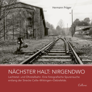 Was ist geblieben von der einst blühenden Kleinbahn Celle–Wittingen–Oebisfelde, von den Bahnhöfen, den Haltestellen, den Schienen und Signalanlagen? Hermann Präger, der einst als Fahrschüler auf der Strecke pendelte, hat sich auf Spurensuche begeben und dabei Zeugnisse einer vergangenen Zeit entdeckt und dokumentiert. Fasziniert vom morbiden Charme der alten Bahnanlagen, gelingt es ihm, in seinen Fotos den gewissen Zauber, der dem Vorgefundenen, insbesondere dem Verlassenen innewohnt, zum Ausdruck zu bringen. Seine Bilder zeigen nicht nur spannende Geschichtsspuren, sondern haben auch einen hohen ästhetischen Reiz.