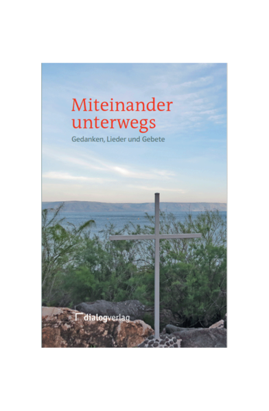 Unterwegs zu sein galt immer schon auch als Bild für das Leben, für den Menschen. Bei einer Reise, sei es erholsamer Urlaub oder eine geistliche Wallfahrt, wird das besonders deutlich: Wir entfernen uns von unseren Wohnungen, unserem Gewohnten, gehen auf fremden Wegen, wagen verschlungene Pfade, genießen den stillen Blick in neue Landschaften-um schließlich dorthin heimzukehren, wohin wir gehören, wo unsere Heimat, unser Zuhause ist, unser Lebensmittelpunkt. Wer bereit ist aufzubrechen, der ist offen für Neues, für Neuanfänge, für Veränderung. Glaube ist ohne Aufbrüche undenkbar. Wallfahrten, Pilgerfahrten und Kulturreisen haben in dieser Hinsicht etwas Gemeinsames: Sie führen zu Orten, die tatsächlich das Leben verändern können … Das vorliegende Buch bietet Gebete, Lieder und Texte zum Nachdenken für Reisen in Gemeinschaft an.