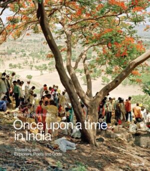 Seine erste Begegnung mit dem indischen Bundesstaat Maharashtra hat der Fotograf und Filmemacher Henning Stegmüller 1984 im Rahmen einer Dokumentation für das deutsche Fernsehen. Das Sujet: In der Mitte des 19. Jahrhunderts waren drei Brüder aus Bayern nach Indien gereist, um dort im Sinne Alexander von Humboldts naturhistorisch zu forschen. Aquarelle und Fotografien der Brüder Schlagintweit zeugen davon, dass ihr Augenmerk zwar auch den Menschen galt, im Fokus stand jedoch die physische Vermessung des indischen Subkontinents. Der Film zeichnet ihre Wege nach. Während der Filmarbeiten lernt Henning Stegmüller den Indologen Günther Sontheimer kennen. Bei seinen Forschungen zur Volksreligion in Maharashtra, richtete Sontheimer seinen Blick insbesondere auf mündliche Überlieferungen und setzte diese in Bezug zur klassischen Lehre des Sanskrits. Stegmüller gerät durch Sontheimer in ein Beziehungsgeflecht von Schafhirten, Wissenschaftlern, Literaten und Industriellen. Es entstehen gemeinsame Dokumentarfilme. Sontheimers vertraute Nähe zu den halbnomadischen Schafhirten geht auf Stegmüller über, was seine Fotografien in diesem Buch deutlich belegen, und so ist der Bogen dieses Buches zwar weit gespannt und dennoch vernetzt. Der Autor begegnet Menschen, die gesellschaftlich und kulturell Welten trennt und die dennoch spüren, dass es jenseits ihrer Herkunft und Kastenzugehörigkeit eine Prägung gibt, die sie verbindet. Ein Foto zeigt, wie diese sehr unterschiedlichen Menschen, vereint durch den frühen Tod Günther Sontheimers, sich in tiefer Trauer zusammengefunden hatten, um die Asche ihres Freundes dem Fluss zu übergeben. Henning Stegmüller legt ein sehr persönliches Buch vor, frei von Indien-Klischees. Fotos und Texte erzählen von Forschern, Hirten, Dichtern und Göttern – vom kärglichen Leben auf dem Land, von Festen, Mythen und Ritualen und nicht zuletzt auch von den Abgründen des Molochs Mumbai.