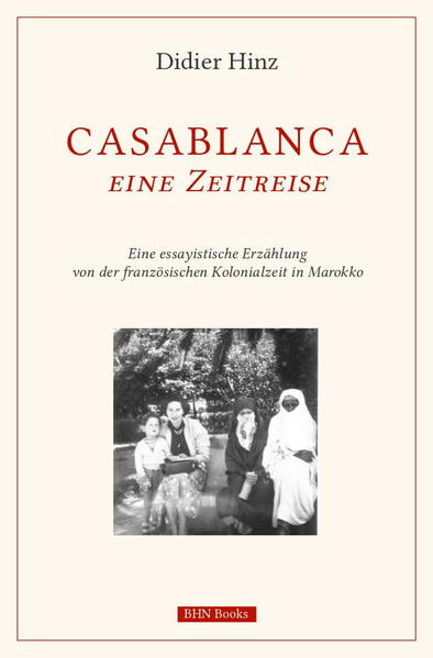 Als Sohn einer deutschen Aus­­wandererfamilie ver­bringt Didi­er Hinz seine Kind­heit in Ca­sa­blanca. So wächst der Au­tor, Jahrgang 1950, in die frankofone Kolo­nial­­gesell­schaft Ma­rok­kos hi­n­­ein, die sich in den vier vo­ran­­ge­gan­genen Jahr­zehn­­ten auf Kos­ten der musli­mi­schen Mehr­­­­heit in dem sonni­gen Land bequem einge­rich­tet hatte. Doch bald wendet sich das Blatt, und nicht nur in Marokko müssen die Franzosen ihre kolo­nialen Ambi­tionen aufgeben. Nach der erkämpften Unabhängigkeit 1956 setzt das alaoui­ti­sche Königs­haus dem Land nach und nach wieder seinen ara­bischen Stempel auf. Während­dessen verlässt die jüdische Minderheit fast unbe­merkt ihre jahrhun­derte­alte Heimat, um in Israel, Frankreich und Kanada ihr Glück zu finden. Die seit jeher tolerante Bevölkerung Marokkos sowie das welt­offene und multikul­turelle Leben in der Metropole Casa­blanca aber haben sich bis heute erhalten und den Autor maßgeblich geprägt. Der studierte Physiker bereist das Land regel­mäßig, analysiert seine kul­turellen Wurzeln und entdeckt seinen Zauber immer wieder neu.