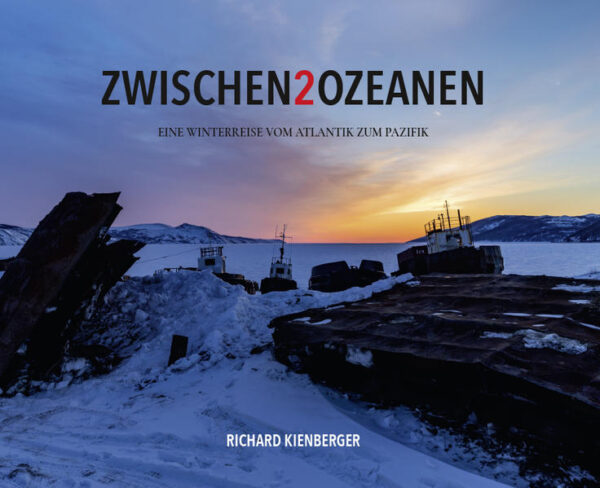 Im Frühjahr 2018 begab sich der Fotograf und Autor Richard Kienberger auf eine abenteuerliche Reise: Er wollte den Doppelkontinent "Eurasien" am Stück durchqueren - und das ausgerechnet im Winter. Die Tour sollte Cabo da Roca, den westlichen Punkt Europas auf dem Festland, mit Magadan verbinden, einer sibirischen Hafenstadt, die am Westrand des Pazifischen Ozeans an zwei Buchten des Ochotskischen Meeres liegt. Es wurde eine eindrucksvolle Begegnung mit Landschaften, Menschen, Kulturen und nicht zuletzt mit der berüchtigten sibirischen Kälte. In diesem Buch berichtet Richard Kienberger über seine Erlebnisse auf der Extremtour, bei der er in knapp drei Monaten insgesamt rund 26.000 Kilometer zurückgelegt hat. Ergänzt wird die Bild- und Textreportage durch einen Beitrag von prof. Dr. Dr. Hans-Dietrich Schultz, der den Begriff "Eurasien" und dessen Metamorphosen sowie die politische Vereinnahmung aus wissenschaftlicher Perspektive skizziert.