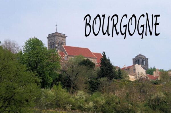 Burgund glänzt nicht nur durch seine Weine. in dieser Landschaft finden sich zahlreiche prächtige Schlösser und ein Netz von Kanälen, die zum Entdecken dieser wunderschönen Region in Frankreich einladen. Der Bildband Burgund ist ein ideales Geschenk für jeden, der diese Region in Frankreich liebt. In vielen Bildern wird Burgund vorgestellt, ergänzt um zahlreiche Informationen zu Geschichte und Gegenwart.