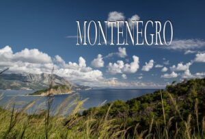 Der Bildband Montenegro ist ein ideales Geschenk für jeden, der dieses kleine Land an der Adria liebt. In vielen Bildern werden die schönsten Seiten Montenegros vorgestellt, ergänzt um zahlreiche Informationen zu Geschichte und Gegenwart. Montenegro ist ein kleines Land, dessen Schönheiten aber noch auf Entdeckung durch Besucher wartet. Es sind nicht nur die Strände und Buchten mit ihrem kristallklaren Wasser. Auch die Wälder, Berge und Schluchten machen Montenegro zu einem Juwel in Südosteuropa.