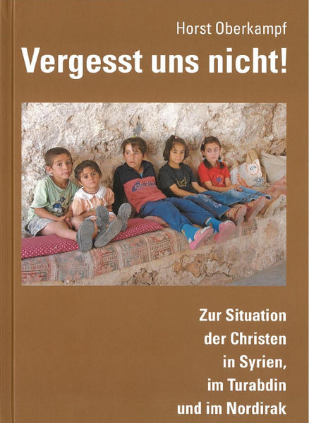 Dieses Buch informiert in Text und Bild über die Lage der Christen in den drei Territorien Syrien, Turabdin (Türkei) und Nordirak. Die drei Regionen gehören zu den ältesten, in denen der christliche Glaube trotz Schwierigkeiten und Konflikten immer noch stark ist. Die Frage ist, wie lange wird das noch so sein? Zwischen Angst und Hoffnung leben diese Christen ihren Glauben und bitten die weltweite Ökumene, sie nicht zu vergessen, für sie zu beten und ihnen zu helfen, damit ihnen eine Zukunft bleibt.