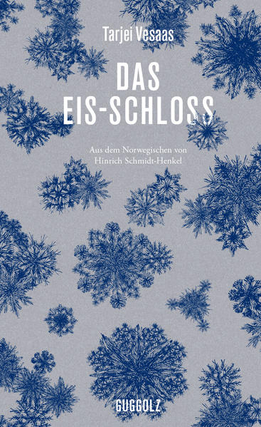 Tarjei Vesaas (1897-1970) schuf mit »Das Eis-Schloss« einen dichten Roman, der sich unvergesslich ins Gedächtnis brennt. Darin erzählt er die Geschichte von zwei elfjährigen Mädchen, Siss und Unn. Unn kommt als Waise zu ihrer Tante in ein Dorf auf dem norwegischen Land und bringt mit ihrer Verstummtheit nach dem Verlust der Eltern das Gefüge der kleinen Gemeinschaft kaum merklich aus dem Gleichgewicht. Siss fühlt sich zu ihr hingezogen, die Mädchen freunden sich an - bis Unn plötzlich verschwunden ist. Ein eisgefrorener Wasserfall im Fluss mit glitzernden Türmchen und durchsichtigen Kammern, den die Kinder »Eis-Schloss« nennen, hat sie auf fatale Weise angezogen. Siss muss mit dem Verlust und ihrer Einsamkeit zurechtkommen und zieht sich in sich zurück. Wie gelingt es ihr, diese Vereisung aufzutauen und wieder Teil der Dorf- und Schulgemeinschaft zu werden? Neben der berührenden Geschichte ist es vor allem die Sprache, die den Leser in den Roman hinein und zu den Figuren hin zieht und seinen Atem stocken lässt. Schneidende, eisklare Sätze, poetische Bilder von mitreißender Kraft, die sich einer eindeutig entschlüsselnden Lesart entziehen. In der Übersetzung von Hinrich Schmidt-Henkel funkeln die Sätze in diskreter Präzision, wie in Eis gekratzt, und können von allen Seiten betrachtet werden, ohne sich durchdringen zu lassen - der Roman behält manche Geheimnisse für sich. »Das Eis-Schloss« ist eine virtuose Studie existenzieller Einsamkeit und der Sehnsucht nach menschlicher Nähe und Verbindung, aber gleichzeitig ist es auch ein formal bezwingendes Sprachkunstwerk von enorm suggestiver Kraft.