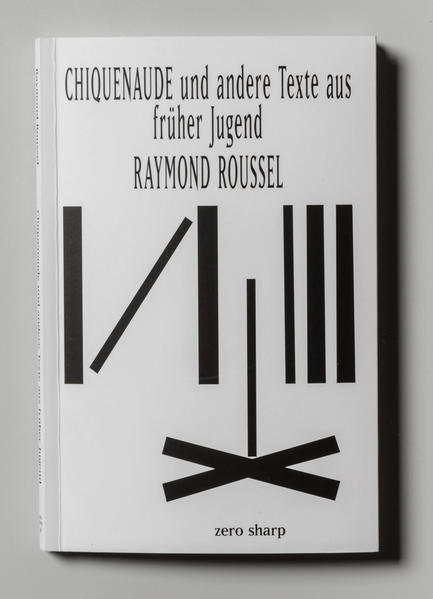 „Keines meiner Werke befriedigte mich außer Chiquenaude“, erklärte Raymond Roussel in seinem 1935 posthum erschienenen Werk Wie ich einige meiner Bücher geschrieben habe rückblickend auf seine schriftstellerischen Anfänge. Diese im symbolischen Jahr 1900 veröffentlichte Erzählung liegt nun mit sieben weiteren Texten aus Roussels Jugendzeit erstmals in deutscher Übersetzung vor. Es handelt sich um so heitere wie zugleich doppelbödige Prosaminiaturen, die nach Roussels schwerer psychischer Krise von 1897 entstanden sind und die von seiner intensiven Suche nach neuen Möglichkeiten des Schreibens zeugen. In ihnen bringt Roussel zum ersten Mal sein später berühmt gewordenes 'Verfahren' zur Anwendung, eine Schreibtechnik, die aus der minimalen Differenz zweier fast gleich lautender Sätze, die Anfang und Ende einer Erzählung bilden, deren Handlung entwickelt. Eine Fallstudie des Psychiaters Pierre Janet sowie ein Nachwort und eine Chronik erlauben es, sich mit dem Dichter, Schriftsteller, Millionär, Schachtheoretiker und Weltreisenden Raymond Roussel vertraut zu machen, dessen Einfluss auf die moderne Literatur und bildende Kunst gar nicht überschätzt werden kann.