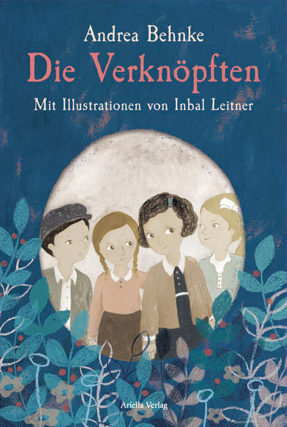 Deutschland 1938: Liselotte, Leon, Minna und Hildegard sind eng befreundet. Nichts kann die Verknöpften, die mit Freundschafts-Armbändern verbunden sind, trennen. Doch in der Zeit vor dem Krieg ist nichts, wie es war. Von Woche zu Woche verändert sich das Leben von Liselotte und den anderen immer mehr. Hildegard, die als Einzige nicht die jüdische Schule besucht, darf ihre beiden Freundinnen und ihren Freund nicht mehr treffen. Nach einer dunklen Novembernacht ist sogar die Schule geschlossen. Und Liselotte hört von einem Schiff, mit dem Minna und ihre Eltern wegfahren … Nur die beliebte und engagierte Lehrerin Fräulein Hirschberg ist ein Anker in diesen dunklen Zeiten. Was hält Freundschaft aus? Wie viel kann das Freundschafts-Armband mit dem schönen Knopf zusammenhalten? Eine berührende Geschichte aus der Vergangenheit. Mit zarten Illustrationen (farbig) der israelischen Künstlerin Inbal Leitner, die die Geschichte einfühlsam begleiten.