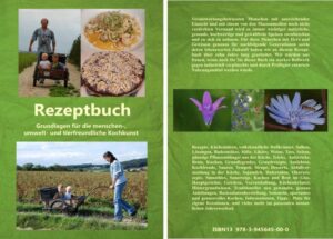 Ein besonderes Rezeptbuch, das eine klaffende Lücke im Kochbuchangebot schließt, wurde mit Herz und Verstand in Zusammenarbeit mit vielen genussbegeisterteten Menschen geschaffen. Einfache, umweltfreundliche Küche für den Alltag und verführerische, tierfreundliche Rezepte für besondere Anlässe. Nicht nur Veganer und Vegetarier können hieraus täglich schöpfen. Jeder der gerne kocht oder ausprobiert, darf sich hier umfangreich bedienen, um seinen Speiseplan abzurunden. Martin Schaupp zeigt, mit viel Freude am Wissen teilen, auf über 600 Seiten, mit mehr als 480 Rezepten, Tipps, Tricks, Abläufen, Erklärungen, Vorstellungen, Lösungen und einiges mehr, die Vielfalt einer menschen-, umwelt- und tierfreundlichen Genussküche, die vor Lebensfreude sprüht. Tägliches und unermüdliches Ersinnen, Erproben, Austesten, Verbessern, Kosten, die Lust an echten Lebensmitteln und unzählige Erfahrungen mit anderen kochbegeisterten, lebensfrohen Menschen austauschen, führten nach über zehn Jahren zu diesem äußerst umfangreichen gebundenen Werk der liebevollen Küche. Das Rezeptbuch ist gegliedert in die 12 Monate des Jahres. Zu jedem Monat beschreibt Martin Schaupp, anhand von saisonalen Rezepten, wie die Gaben der Natur einfach und zu ihrer richtigen Zeit, die Ernährung in seiner schmackhaftesten Form bereichern können. Grundlegendes Kochhandwerk und fast schon aus unseren Küchen verdrängtes Wissen gepaart mit neuen Erkenntnissen, Spezialitäten, Handgriffe und Vorgänge werden in diesem lebensnahem Kochbuch ausführlich mit weit über 1500 Bildern und den dazugehörigen Beschreibungen erläutert. Zu alledem ist auch noch Platz für eigene handschriftliche Rezepte, Anmerkungen, Ergänzungen und Notizen. Erst durch die eigenen niedergeschriebenen Gedanken und Erfahrungen wird ein Kochbuch wirklich zu einem persönlichen Küchenschatz, aus dem vielleicht noch nachfolgende Generationen gerne mit Genuss und Freude schöpfen. Die Verlegerin Daniela Schaupp mit ihrem Schaupp Verlag achtete bei der Verwirklichung dieses wohl einzigartigen Werkes auf höchste Menschen-, Tier- und Umweltschutzstandards. Es wurden Druckfarben auf Pflanzenölbasis für den Druck auf hochwertigem FSC-Papier verwendet. Alle verwendeten Materialien wie Leime, Lacke, Buchbinderfaden usw. sind frei von tierischen Bestandteilen. Auf das Cellophannieren des Buches wurde verzichtet und der Umschlag mit Halbleinen aufgewertet. Für die Ausführung wurde eine äußerst nachhaltige und faire österreichische Druckerei beauftragt, wodurch zusätzlich die Transportwege gering gehalten werden konnten. Beim Entwickeln der Rezepte, beim Vollenden des Buchsatzes und bei den Korrekturabzügen wurde ebenfalls besonders auf den sparsamen Einsatz von Energie und Rohstoffen geachtet. Der elektrische Strom für die Haushaltsgeräte, für die Bürogeräte und allen sonstigen elektrischen Verbrauchern wurde und wird von Green Energy als Ökostrom bezogen. Bei den Verpackungen für den Buchversand wird ebenfalls der bisher beschriebene Menschen-, Tier- und Umweltschutzgedanke konsequent weitergedacht und weitergeführt. Über 70 Menschen aus der „Kochfachwelt“ und aus der „Kochlaienwelt“, darunter Kochkursleiterinnen, Heilpraktikerinnen, Kräuterpädagoginnen, Ärzte, Lehrer und viele andere lasen und testeten dieses Rezeptbuch ausgiebig. Sie unterstützten mit wertvollen Anregungen und Verbesserungsvorschlägen, welche diesem gebundenen Werk maßgeblich den „letzten Schliff“ gaben. Dabei wurde von den versiertesten „Kochkünstlern“ und den angesehenen „Kochprofis“ unter den Testern die Meinung laut, dass dieses Rezeptbuch in Kürze zu einem geschätzten Küchen-Standardwerk erhoben wird.