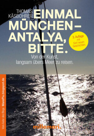 Einmal München – Antalya, bitte. Fünf Monate unterwegs mit einem kleinen Boot entlang der Küsten des Mittelmeeres. Ein Buch voller Geschichten vom und über das Meer. Und über die Menschen, die dort leben. 1.100 Seemeilen. Das ist der Weg, den ein Flugzeug zwischen München und dem südtürkischen Antalya zurücklegt. Der normale Weg. Der übliche Weg in den Urlaub. Drei Stunden 20 Minuten dauert der Flug. Etwa 200 Minuten, und er führt über neun Länder hinweg. 1.100 Seemeilen lang ist auch der kürzeste Seeweg nach Antalya: die Ideallinie vom slowenischen Hafen Izola, dem München nächstgelegenen Meerhafen, nach Antalya. Aber man kann auch anders reisen. Mit einem kleinen Segelboot, entlang der Küsten Italiens, über die Straße von Otranto bis nach Orthonoi und von da aus durch die griechische Inselwelt bis in die Türkei. Statt der schönsten 14 Tage im Jahr von Hafen zu Hafen eilen: Slow-Traveling. Sich lustvolle fünf Monate Zeit lassen. Fünf Monate. Für vier Länder. Bis nach Antalya. Und Einhand. Auf einer Dehler 31, Baujahr 1987, mit Namen LEVJE. Es ist eine uralte Route, die Thomas Käsbohrer sich für seinen Weg von Venedig in die Türkei ausgesucht hat. Glaubt man dem lesenswerten Band von David Aboulafia über das Mittelmeer, dann wurde die Route Norditalien-Ägäis bereits vor 3.000 Jahren befahren. Thomas und LEVJE segeln dort, wo Jahrtausende Händler und Hökerer unterwegs waren, Schurken und Schlagtots, Heilige und Kreuzritter, Piraten und Philosophen. Eine Route, auf der auch die Venezianer auf ihren Galeeren 1.100 Jahre regelmäßig von Venedig in die Türkei segelten: nach Byzanz. „Die Abenteuer beginnen, wenn wir unser Zuhause verlassen“, sagte Blaise Pascal. „Einmal München – Antalya, bitte.“ schildert die täglichen Abenteuer eines Mannes und seines kleinen Bootes. Es zeigt, dass man keine Ozeanüberquerung machen muss, um das Meer zu erleben und steckt voller Geschichten, die Lust machen auf die Menschen, die an seinen Küsten leben. „Einmal München – Antalya, bitte.“ ist ein Buch, das in der Lage ist, die Sehnsucht nach dem Meer für einen Moment zu stillen, voll intensiver und leiser Beschreibungen, die geprägt sind von der Liebe zu weiten Horizonten. Ein Buch über Abschied und Neuanfang und über die Kunst, langsam zu reisen, um zu sich selbst zu finden.