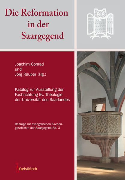 Der 500. Jahrestag des Thesenanschlages in Wittenberg des Jahres 1517 zeitigte ungewöhnliche Früchte, denn erstmals in einer langen historischen Periode arbeiteten die beiden pfälzischen Dekanate Homburg und Zweibrücken und die beiden rheinischen Kirchenkreise Saar-Ost und Saar-West in der Reformationsdekade zusammen. Höhepunkt ist das Jahr 2017 mit seinen zahlreichen Veranstaltungen. Die Fachrichtung Evangelische Theologie der Universität des Saarlandes liefert einen bescheidenen Beitrag in Form einer Bannerausstellung zur Reformation in der Saargegend, die durch die Kirchengemeinden des Saarlandes wandern wird. Generell sind Ausstellungen kaum in der Lage, eine umfassende Darstellung bestimmter Themen oder Sachverhalte zu liefern. Dies gilt auch in diesem Fall. Die Dauer eines Seminars und die Anzahl der darin mitarbeitenden Studierenden begrenzen die Stoffauswahl zusätzlich. Die Ausstellung nimmt aber nicht allein die Reformation in Nassau-Saarbrücken und Pfalz-Zweibrücken in den Blick, sondern sieht auch nach Trier, wo es einen Reformationsversuch gab, berichtet vom Reichsritteraufstand und vom Deutschen Bauernkrieg, die im Kontext der Reformation auch an Saar und Blies Bedeutung haben, und zeichnet die Linien aus bis hin zur Saarbrücker und zur Pfälzischen Union. In den beiden Unionen hebt sich der reformatorische Dissens des lutherischen und des reformierten Bekenntnisses eigenwillig auf. Eine Anzahl regional bedeutsamer Kurzbiografi en und eine Auswahlbibliografie runden den Katalog ab.