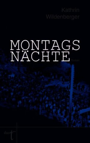 Wie können Menschen ein politisches System zum Einsturz bringen? Indem sie sich ihm mit ihren Körpern entgegenstellen. Selten waren Privates und Politisches enger miteinander verknüpft als im Herbst 1989: Die 18jährige Ania begegnet auf einem Friedensgebet in Leipzig ihrer ersten Liebe Bernd wieder. Während beide erneut zueinander finden, ist Bernd als Fotograf zugleich Beobachter und treibende Kraft der Veränderungen. Ania hingegen stürzen die neuen Verhältnisse in innere Konflikte, nicht zuletzt, weil ein politischer Riss auch mitten durch ihre Familie geht. Kathrin Wildenberger zeichnet in Montagsnächte ein präzises,stimmungsvolles Bild der Wendezeit. Fest damit verwoben ist eine Geschichte über die Stärke von Träumen und die Mühen des Erwachsenwerdens in Zeiten politischer Umbrüche.