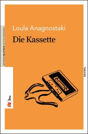 Pavlos kann die Durchschnittlichkeit des Alltags, die Restriktionen und Demütigungen, die er mit sich bringt, nicht mehr ertragen. In seinen heimlichen Kassettenaufnahmen sowie in den Gesprächen mit seinem Freund Spiros spricht er von dem anderen Leben, dem großen Leben, das er in sich habe und das sich Tag für Tag verkleinere. Er sehnt sich nach einer großen Tat, die seine Existenz rechtfertigen würde, wie die des jungen Türken Agça, der das Attentat auf den Papst verübte und den Pavlos als Vorbild nimmt. Neben dem Protagonisten Pavlos versuchen auch die anderen Figuren aus ihren eigenen Sackgassen herauszukommen und sind dabei ständig zwischen zwei Positionen hin- und hergerissen: dem Verlangen nach Handlung und der Handlungsunfähigkeit. Wie keine Zweite in der neueren griechischen Dramatik wusste die 2017 verstorbene Autorin Loula Anagnostaki aus psychischen Nuancen, Schwankungen und Bewusstseinsschichten eine kompakte moderne Tragödie zu schreiben. Der tiefe Anthropozentrismus der Autorin geht Hand in Hand mit ihrem Interesse an der jüngsten Geschichte Griechenlands: an den historischen Sackgassen, nationalen Spaltungen und Illusionen sowie an den tiefen Wunden, die sie bei den Menschen hinterlassen hat. Mit dem Stück Die Kassette, das in der griechischen Realität der achtziger Jahre verortet ist und zugleich die Spuren der vorigen, blutigen Jahrzehnte trägt, liegt einer der besten Theatertexte von Loula Anagnostaki in deutscher Übersetzung vor.