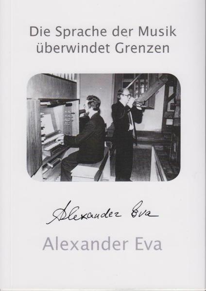 „Ich liebte die deutsche Kultur und verehrte die Deutschen, was für sie meines Erachtens ungewohnt war und eher misstrauisch beäugt wurde.“ So Alexander Eva über sich selbst. Der Autor ist ein Erzähler, der Worte komponieren kann. Ein Musiker, der reinste Töne seinem Instrument entlockt und ein Dirigent, der das Orchester der Politik des letzten Jahrhunderts in seiner Erzählung über den langen Weg aus dem sowjetischen Russland nach Deutschland zum Klingen bringt. Erstaunliches und Nachdenkliches kann der Leser und Leserinnen übers Denken anfassen und begreifen wollte, musste er sich selbst erklären können. Staatsbürgerschaft: Sowjetbürger, Nationalität: Deutscher. So steht es auf dem Pass, den Alexander Eva mit 16 Jahren bekommt. Dieser permanente Spagat und die Unverträglichkeit dieser zwei Extreme lassen ihn von der unbekannten Welt träumen. 1976: Endlich gelingt es Alexander Eva, die UdSSR zu verlassen. Er hinterlässt eine brillante Karriere als Musiker, eine zerbrochene Familie, Freunde, die Sprache und die Kultur seiner Jugend. Vor ihm die ersehnte westliche Welt - ein Schock. Nach dem Wiedersehen mit Mutter und Bruder muss er sich einer neuen Sprache, neuen beruflichen Herausforderungen, neuen Sitten und Regeln stellen. Der mal ergreifende, mal drollige Anpassungsprozess dieses Langstrecken-Wanderers lässt die Mängel der jeweiligen Länder hervortreten. Der Weg ist steil, bringt aber einige Goldklumpen ans Licht: ein Schloss an der Loire, die Güte des einen oder des anderen, Musik, die Grenzen abschafft, eine junge Frau … Als Auswanderer und Einwanderer fühlt sich der Autor hier und dort fremd. Seine Erfahrung ist auch in heutiger Zeit erstaunlich aktuell.