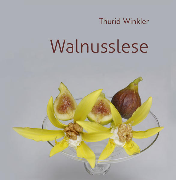 Einfach probieren! Die Walnusslese ist ein Buch für Feinschmecker. Es bietet über 30 Rezepte rund um die Walnuss an, grob oder fein zerkleinert, roh, gebacken oder geröstet, mal süß, mal deftig, mit Kräutern bestreut oder mit Früchten zubereitet. Die Walnuss ist die Königin der Nüsse. Ihr werden zaubrische Kräfte nachgesagt, die uns helfen, gesund zu bleiben. Es wird phantasievoll serviert. Davon zeugen mehr als 40 Fotografien. Zu einer vergnüglichen Reise von Seite zu Seite wird eingeladen. Immer wieder gibt es Überraschungen. Nicht nur Vegetarier und Veganer kommen auf ihre Kosten. Märchenhaftes verbindet sich mit feinsinnigen Beobachtungen aus dem Alltag der Autorin und des Fotografen. Sie haben ihre Kostbarkeiten liebevoll zusammengebunden zu einem Strauß. Thurid und Rolf Winkler laden ein zum sinnlichen Genuss.