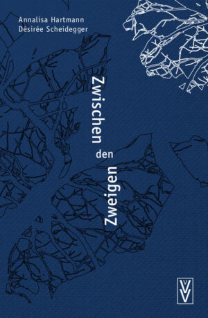 In Zwischen den Zweigen folgen wir zwei Stimmen auf ihren Wegen zu neuen Bekanntschaften, Freundschaften, Begegnungen mit fremden Menschen, Gedanken und Kulturen. Es sind aber auch Wege ins eigene Innere, zu den eigenen Ängsten, Verlorenheiten, aber auch Wünschen, Hoffnungen, Träumen, Überzeugungen.?Die Reise führt ins Flüchtlingsheim, auf die Alm, durch die Stadt und vor allem auf andere Menschen zu.?Die beiden Dichterinnen Annalisa Hartmann und Désiré Scheidegger arbeiten dabei wechselweise erzählerisch und lyrisch und immer auch mit dem Blick für die Berührungspunk- te und Spielräume zwischen ihren zwei Schreibwelten, die teils realistisch, aber auch traumartig surreal entfaltet werden.?Den beiden eigenständigen Wegen kann man im Buch auf der Doppelseite parallel folgen und so den Zwischenräumen und Resonanzen nachspüren, wenn sich die beiden Erlebnis- und Erfahrungswelten nahekommen, sich zueinander und füreinander öffnen, sich umspielen, feinfühlig abhorchen, anklopfen, Lücken suchen und Türen, Fenster finden, Geheimgänge in die jeweils andere Welt.