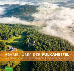 Angepasste Neuauflage des Bestsellers. So haben sie die Vulkaneifel noch nie gesehen! Karl Johaentges, Sven Nieder und Jacques Berndorf zeichnen ein faszinierenden und einzigartiges Bild dieses besonderen Landstreifens.Überblick bringt Klarheit, aus der Höhe werden Strukturen und der Charakter einer Landschaft besonders deutlich. Aus diesem Grund haben sich die weltweit arbeitenden und aus der Vulkaneifel stammenden Fotografen Karl Johaentges und Sven Nieder mit der Kamera in den Himmel über der Eifel begeben. Sie wissen, wie schön es zuhause ist und haben mit einzigartigen Fotografien eine flammende Liebeserklärung an ihre Heimat vorgelegt. Über 130 Motive zeigen die Vulkaneifel aus neuen, überraschenden und zuweilen himmlischen Perspektiven. Zusammen mit einem ebenso leidenschaftlichen Text von Krimilegende Jacques Berndorf bietet dieser neue Bildband ein facettenreiches, ja plastisches Mosaik der Vulkaneifel. Die Fotografen haben das Herz der Eifel über den Zeitraum eines Jahres zu allen Jahreszeiten abgelichtet. Sie lenken den Blick nicht nur auf die Maare und andere Eifeljuwelen, sondern auch auf die vielen versteckten Perlen quer durch die Verbandsgemeinden: verträumte Mäander der Lieser, ausgedehnte Laubwälder, beschauliche Dörfer und Klosteranlagen. Ihre himmlische Reise geht aber punktuell auch über das Herz der Eifel hinaus und führt sie von Manderscheid bis zur Hohen Acht, vom Salmwald bis zur Burg Eltz.