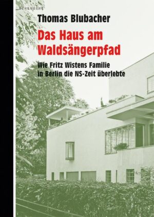 Man kennt die Synchronstimme am Ende von »Manche mögen’s heiß«, die aus dem Mund eines liebestollen Millionärs die Worte »Niemand ist perfekt « hervornäselt: Das ist Freddy Balthoff. Als jüdischer Schauspieler, schwul und mit Liebhaber in der Wehrmacht, überlebten er und andere die Nazizeit versteckt im Berliner Villenvorort Schlachtensee - in einer Bauhausikone, erbaut von Peter Behrens, eingerichtet von Marcel Breuer, die noch heute dort steht. Sie gehörte dem jüdischen Schauspieler Fritz Wisten und dessen Familie. Wie diese Menschen überlebten, mit Naziprominenz als Nachbarn, welche Zufälle lebensrettend eingriffen, neben einem Reigen feindseliger und hilfreicher Menschen - davon erzählt Thomas Blubacher. Unter der Menge der Geschichten vom Überleben ist dies ein besonders bizarres Kapitel aus dem Berlin der Nazizeit - und eines mit Happy End.