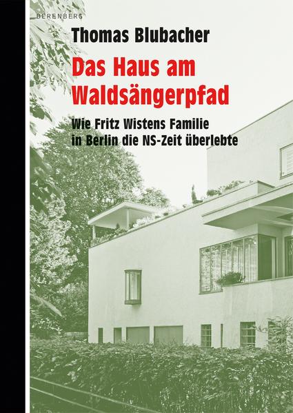 Man kennt die Synchronstimme am Ende von »Manche mögen’s heiß«, die aus dem Mund eines liebestollen Millionärs die Worte »Niemand ist perfekt « hervornäselt: Das ist Freddy Balthoff. Als jüdischer Schauspieler, schwul und mit Liebhaber in der Wehrmacht, überlebten er und andere die Nazizeit versteckt im Berliner Villenvorort Schlachtensee - in einer Bauhausikone, erbaut von Peter Behrens, eingerichtet von Marcel Breuer, die noch heute dort steht. Sie gehörte dem jüdischen Schauspieler Fritz Wisten und dessen Familie. Wie diese Menschen überlebten, mit Naziprominenz als Nachbarn, welche Zufälle lebensrettend eingriffen, neben einem Reigen feindseliger und hilfreicher Menschen - davon erzählt Thomas Blubacher. Unter der Menge der Geschichten vom Überleben ist dies ein besonders bizarres Kapitel aus dem Berlin der Nazizeit - und eines mit Happy End.