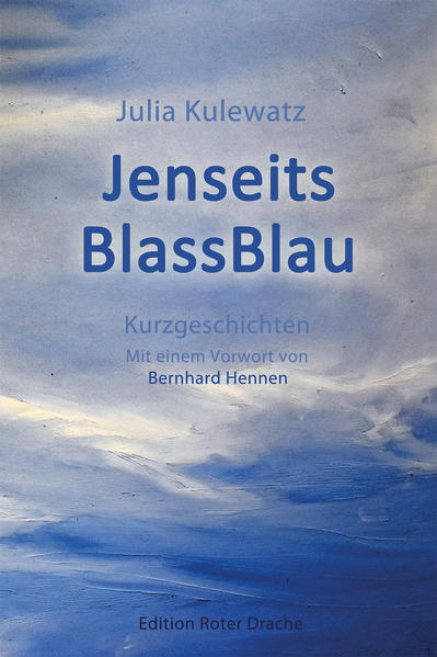 Mit Jenseits BlassBlau erschafft Julia Kulewatz eine literarische „Blaupause“ der Zwischenwelten, in denen wir uns durch konservierte Paradiese bewegen, unter bedrohten Schwarzpappeln vor zertrümmerten Erinnerungen auf verwundete Soldaten warten oder in der Sprachlosigkeit des eigenen, plötzlich fremd gewordenen Spiegelbildes verharren. Die hier versammelten Kurzgeschichten sprechen mit der Weisheit siebenjähriger Kinder, lassen die Liebe durchsichtig werden und erwecken zartgrüne Jungfrauen aus den Leibern uralter Drachen, die über die Menschen wachen. Wir werden auf abenteuerliche Entdeckungsreisen geschickt, bei denen es nicht weniger zu verlieren und zu gewinnen gibt als eine neue Perspektive auf uns selbst und die uns umgebende, fantastische Wirklichkeit. Dabei verflüssigen sich Raum und Zeit in den Schritten barfüßiger Nixen. Wir fliegen und wir fallen im Wimpernschlag einer Amsel, der das Auge öffnet oder für immer schließt. Mit der Virtuosität ihrer bildgewaltigen Sprache entführt uns die Autorin in die allumfassenden Tiefen des Ozeans, der zugleich Rettung und Vernichtung ist. Sie lässt uns tauchen in den fernen Weiten surrealer Wolkenformationen vor Himmelblau, die nichts anderes mehr sein können als ein blassblaues Jenseits.