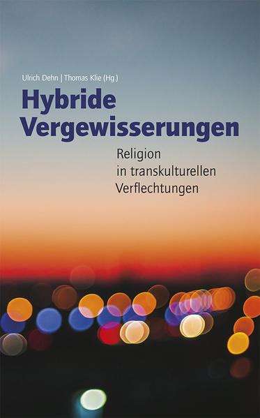 Religion ist ein vielfältiges und schwer definierbares Phänomen. Sie ist in Organisationen und Netzwerken greifbar, aber auch an unvermuteten Orten, als Religiosität, als Bezugsgröße, als besonderer Raum und Ort, als Kulturereignis. Mit dem Begriff der „hybriden Religion“ zu arbeiten heißt, damit zu rechnen, dass Religion in einer Trickfilmserie, in Science-Fiction-Literatur, in der Interaktion von Musik und Religion, auf einem Ozeandampfer, in Hafenarealen und in transkulturellen Verflechtungen zu finden sein kann. Also nicht mit einem Begriff „von oben“, sondern aus Situationen heraus „von unten“. Das ist der Ansatz dieser kleinen Sammlung von Beiträgen, die insofern auch ein Anstoß dazu sein kann, selber auf die Suche nach hybrider Religion zu gehen. Sie kam zustande zur Ehrung von Prof. Dr. Klaus Hock, der mit dem Abschluss des Wintersemesters 2020/21 an der Universität Rostock emeritiert wird und dem dieses Thema ein langjähriges Anliegen war und ist.