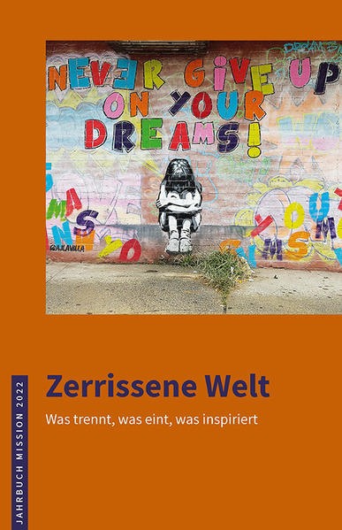 Gerade in Umbruchzeiten wie jetzt scheint die Sehnsucht nach Frieden, Harmonie und heiler Welt groß. Gerade jetzt ist aber auch die Zerrissenheit unübersehbar. Armut und Verschuldung nehmen zu, lebenswichtige Covid-Impfstoffe sind für reiche Staaten zuerst zugänglich und der Klimawandel mit Stürmen und Dürren schlägt weltweit fast ungebremst zu. Weit mehr als 80 Millionen Menschen sind auf der Flucht vor Kriegen, Konflikten und Hungersnöten. Das ist die eine Seite: ein düsteres Szenario. Aber es gibt auch die andere Seite, die Leonard Cohen in einem Song beschreibt: „There is a crack in everything, that’s how the light gets in …“-überall gibt es Risse, aber durch sie kommt das Licht herein. Die Suche nach Licht, nach Hoffnung und heilender Kraft aus dem christlichen Glauben heraus trotz Rissen und Narben, sie ist zum Leitmotiv dieses Jahrbuchs geworden: Was trennt, was eint, was inspiriert. 23 Autor*innen aus Deutschland und der internationalen Ökumene berichten von ihren Tränen, Träumen und Erfahrungen: von der Überwindung religiöser Gewalt, von „Ismen“ als Nährboden gesellschaftlicher Spaltung, von einer weißen Kindheit in Apartheidzeiten, von vielfältigen „Weckrufen“ junger Leute in Kirche und Gesellschaft oder von Aufbrüchen im Umgang mit Rassismus, Kolonialismus und Missionsgeschichte. Die Risse sind da, aber auch die Heilungskräfte sind Realität.