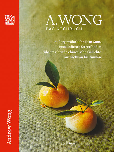 Auserlesen, ausgefallen, erstklassig. Andrew Wong ist der Küchenchef des gleichnamigen besten chinesischen Restaurants in London, und glücklicherweise hat er sich dazu entschlossen, seine innovativen Interpretationen klassischer chinesischer Rezepte in diesem wunderschönen Kochbuch mit uns zu teilen. Seine Rezepte sind auch das Ergebnis seiner vielen kulinarischen Reisen durch ganz China. Und so enthält das Buch nicht nur ausgefeilte Rezepte eines Küchenchefs, sondern auch ganz einfache Gerichte, die in jeder Privatküche problemlos zubereitet werden können. Trotzdem sind für den besonders ambitionierten Hobbykoch auch sehr aufwendige Rezepte dabei, die aber klar und präzise Schritt für Schritt erläutert werden.