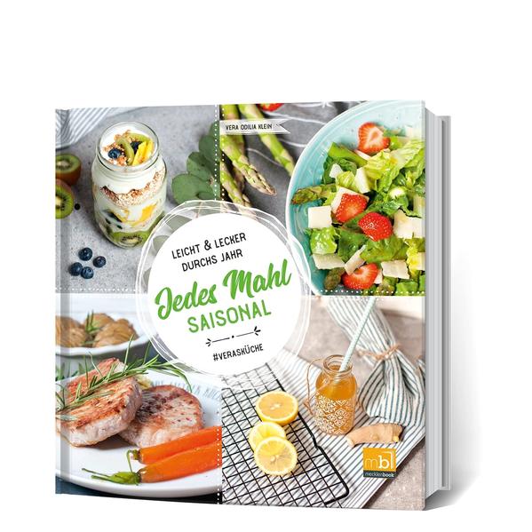 Es ist so weit! Nach „Einfach & schnell: Vegan genießen" und „DIY - im Handumdrehen selbst gemacht“ erscheint das neue Buch von Vera Odilia Klein bei mecklenbook. Mit „Jedes Mahl saisonal“ holt die sympathische Food-Bloggerin geschmacklich das Beste aus allen Jahreszeiten und verwandelt es in moderne Rezepte für jedermann. Wer ihr im Sozialen Medium Instagram (instagram.com/vera.odilia) folgt, hat schon einen ersten kleinen Vorgeschmack von ihren neuen Gerichten bekommen, doch die Rezepte gibt es exklusiv nur in „Jedes Mahl saisonal“. Im nun aktuellen Herbst-Kapitel verrät Vera unter anderem wie sie ihre berühmten Apfel-Tarteletts oder Avocado-Pilzomletts zubereitet. Für das Jahresfinale empfiehlt die Autorin nussige Zimtsterne oder wärmende Tomaten-Linsensuppe. Oder wie wäre es im Anschluss an den Winter zum Beispiel mit einem frühlingsfrischen Erdbeer-Spargel-Salat? Eher Lust auf Sommer? Dann ist die Zucchini-Bolognese à la Vera Odilia Klein genau das Richtige. Die Rezeptideen in ihrem neuen Jahreszeitenkochbuch sind so vielseitig wie ihre Autorin selbst und reichen von der pfiffigen Vorspeise über das vielseitige Hauptgericht hin zum süßen Dessert. Auch an Getränke hat Vera gedacht. Der Fokus der Journalistin und DIY-Expertin bei allen Kreationen: Saisonale Zutaten und eine einfache Schritt-für-Schritt-Zubereitung. Auf 144 geschmackvollen Seiten geht Vera Odilia Klein neue Wege und bleibt doch ganz sie selbst. Ihre Küche ist nach wie vor kreativ, leicht und lecker. Doch durch Heirat und Geburt ihrer Tochter wurde ihr Leben im besten Sinne auf den Kopf gestellt. Das ging auch an Veras Rezepten nicht spurlos vorbei. So hat Fleisch Einzug in ihre bisher vegane Ernährung gehalten - aus Liebe zu ihrem Mann. Eine Leidenschaft, die man auch in ihrem neuen Buch sehen und schmecken kann. Entdecken Sie die Jahreszeiten und Veras Küche ganz neu mit „Jedes Mahl saisonal“.