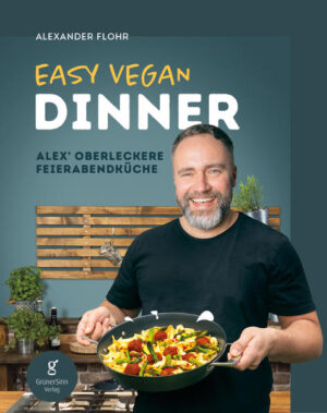 EASY VEGAN DINNER Alex’ oberleckere Feierabendküche Heimkommen. Abschalten. Genießen. Wenn dein Tag mal wieder viel zu lang und stressig war, ist ein Wohlfühlessen mehr als verdient. Also noch tapfer eine Spätschicht in der Küche einlegen? Nicht doch! Für diese Rezepte musst du weder viel Zeit noch besondere Küchen-Skills mitbringen. Unsere Satt- und Glücklichmacher sind unkompliziert, authentisch und gelingsicher. Hand drauf, denn hier schnippelt, rührt und brutzelt Alex - Straßenbaumeister, Kochbuchautor und veganer Koch mit Leidenschaft und Berliner Schnauze. Lust auf die geliebten Königsberger Klopse? Auf Schoko-Schicken, Chili con Kürbis und Flammkuchen mit Zucchinisalat? Oder doch lieber einen schnellen No-Fish-Burger? Kein Problem, das alles und mehr gibt es in diesem Best-of „Hier kocht Alex“: 40 garantiert feierabendtaugliche Lieblingsessen - vom Klassiker aus Kindheitstagen über wohlig Warmes zum Löffeln und Köstlichkeiten aus dem Ofen bis hin zu den besten Seelentröstern auf die Hand Vegane Rezepte, die einfach Spaß machen und die wirklich jede:r nachkochen kann. Ohne extravagante Zutaten, ohne Chichi und natürlich ohne Tierleid auf dem Teller. Den Tieren und dem Planeten zuliebe Und das Beste: Hier kannst du dem Küchenchef höchstpersönlich auf die Finger schauen, denn für jedes Gericht findest du einen QR-Code zum passenden Kochvideo im Buch.