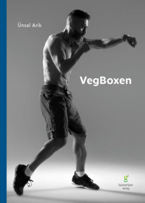 Ünsal Arik ist Boxchampion und ernährt sich vegan. In seinem Buch „VegBoxen“ räumt er mit dem Vorurteil vom kraftlosen Veganer auf. Als Sohn türkischer Eltern musste er von klein auf mit Diskriminierung umgehen, später lebte er auf der Straße, nahm Drogen. Doch er gab nicht auf und boxte sich ganz nach oben. Mit viel Charisma erzählt er auf brutal ehrliche Art, wie er zu dem wurde, was er heute ist: ein toleranter, weltoffener Athlet und so fit wie nie zuvor. 28 alltagstaugliche Rezepte bieten einen Einblick in Ünsal Ariks Küche. Wie er das ganze Jahr über in Topform bleibt, zeigt er mit seinen original Trainings- und Ernährungsplänen. Am Ende fordert dich der Profisportler zu einer Challenge heraus: Trainiere wie ein Boxchampion und teste dein Level. Bist du Anfänger, Athlet oder Arik?