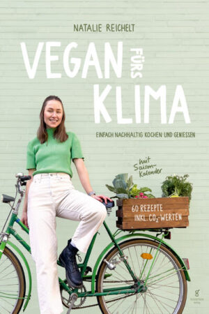 Vegan das Klima retten? Das geht ganz einfach und Natalie zeigt dir, wie! Als Studentin und Instagram-Bloggerin der Fridays-For-Future-Generation zeigt Natalie mit Leidenschaft anderen Menschen eine unkomplizierte und zukunftsweisende Küche, welche köstlich schmeckt und auch unser Klima schützt. In ihrem Kochbuch begleitet sie dich mit 60 ausgefallenen Rezepten durch das Jahr und präsentiert dir regionale Gemüsesorten in einem modernen Look. Zu jedem Gericht gibt es statt den üblichen Nährwert-Tabellen eine Anzeige der CO2-Emissionen. So erkennst du auf den ersten Blick, dass mit der richtigen Zutatenwahl bis zu 60 % des Treibhausgases, im Vergleich zu tierischen Produkten, eingespart werden können. Neben genialen Leckereien bekommst du einen monatlichen Saisonkalender und sachkundige Tipps, wie du ganz einfach deinen ökologischen Fußabdruck rund um das Kochen verringern kannst und damit das Klima mehr schonst als mit einem Elektroauto! Ein Kochbuch für alle, die sich auf einen erfrischenden Input freuen und gerne nachhaltig kochen und leben wollen!