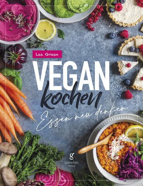 „Vegan Kochen - Essen neu denken“ entführt dich in eine fantastische Rezeptwelt der pflanzlichen Küche. Entdecke über 88 Gerichte voller Frische und Natürlichkeit - absolut einzigartig in Aroma, Vielfalt und Geschmack. Lea Green, Foodbloggerin und Gründerin Online-Magazins „Vegan en vogue“, kocht mit dir durch alle Jahreszeiten hindurch, zelebriert saisonale Zutaten und verwandelt sie mit Leichtigkeit in wunderbare Wohlfühlgerichte. Entdecke raffinierte vegane Rezepte für fluffige Pancakes, zarte Crêpes, bunte Bowl, herzhafte Waffeln, ausgefallene Pizzen, verführerische Pasta, bunte Pickles, aromatische Galettes und ausgefallene Sprossen-Gerichte. Vegane Naschkatzen dürfen sich auf vanilligen Käsekuchen ebenso freuen wie auf zarte Schoko-Crêpes, weiße Mousse au Chocolat-Tartelettes, fruchtige Muffins oder süße Joghurtschnitten. Und im Winterkapitel warten traumhafte Rezeptideen für köstliche vegane Weihnachts- und Festtage auf dich. Tauche mit Lea in eine bunte Genusswelt ein, die Geschmack und Gesundheit als Lebensgefühl feiert. Denn für die vegane Profiköchin bedeutet „Essen neu denken“, heute für das eigene Wohlbefinden von morgen zu kochen. Das zeigt Lea auch in ihrem zwei Mal jährlich erscheinenden Online-Magazin „Vegan en vogue“. Mehr als eine halbe Million Leser des beliebten eMags können mit diesem Buch nun durch die beliebtesten und besten Rezepte des Magazins blättern und neue, ganz außergewöhnliche Gerichte entdecken. Ein Kochbuch, das vegane Kochanfänger ebenso wie erfahrener Foodies begeistern wird und eine großartige Inspirationsquelle für alle, die auch im Alltag wieder zu mehr Energie und Wohlsein finden und am Puls der Zeit kochen möchten.