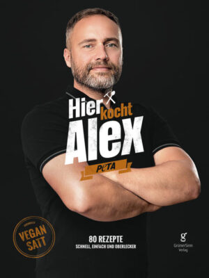 Veganer sind schwächliche, blasse Typen, die durch die Gemüseabteilungen der Supermärkte geistern und alle Leute mit ihren Bekehrungsversuchen nerven. Stimmt’s?! Nee. Stimmt sowat von gar nich. Ick bin Alex. Lebender Gegenbeweis. Ich bin Handwerksmeister mit eigener Baufirma, hab nen kleinen Bauch und schleppe den ganzen Tag Steine. Ich lebe vegan, koche für mein Leben gern und vom Bekehren halte ich gar nüscht. Begeistern liegt mir mehr. Früher war ich mal 135 Kilo schwer und meine Gesundheit drohte schlapp zu machen. Gelenke, Herz, Kreislauf - vielleicht kennt ihr das ja. Jetzt schleppe ich fast 50 kg weniger mit mir herum, geb‘ mein Bestes, das zu halten und gesund zu bleiben. Für meine fünfköpfige Familie und für mich. Und für Buddy, meinen Boxer. Für den auch. Mein Buch steckt voller leckerer, einfacher und gesunder Rezepte, die in jede Familie und jeden Alltag passen. Ein paar davon könnt ihr in meiner Videokochshow “Hier kocht Alex“ auf YouTube anschauen - produziert von der Tierrechtsorganisation PETA. Ihr werdet hier keine aufwendig gestapelten Gemüsetürmchen oder schicke Gemüse Carpaccios finden, nee Freunde, ich koche nach Art der Hausmannskost. Einfach, sättigend und große Portionen. Die „veganisierten“ Küchenklassiker gibt’s auch bei mir: Nüscht geht über Gulasch oder Bauernfrühstück - fast wie bei Omma oder Mudddern. Und wenn ich euch jetzt Lust auf ne ordentliche Gemüseküche gemacht hab - dann schaut mal rin ins Buch! Ick wünsch euch viel Spaß.