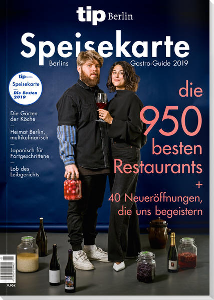 Mit den besten 40 Neueröffnungen des Jahres und 950 ausgewählten Restaurants, Bars und Cafés. Dazu zwölf Lieblingslisten zu Trends, Klassikern und Leibgerichten Essen gibt Auskunft über unsere Identität, es erzählt woher wir kommen und wohin wir gehen. Vielfältige kulinarische Identitäten prägen die werdende, die gewordene Food-Metropole Berlin. Mit welchen Aromen, Gerichten lassen die Berliner Köch*innen ihre Kindheit schmecken? Was sind prägende Geschmackserlebnisse? Das fragen wir in einem bildgewaltigen Fotoessay. Dazu ein Gespräch mit entscheidenden Protagonisten der Berliner Gastrolandschaft über Regionalität, Herkunft und Diversität.