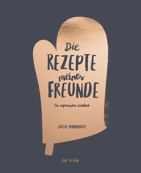 Die Freude an Kochbüchern vergeht dem Jaja Verlag nie. Und mit diesem hier auch sicherlich nicht die Freude am Kochen, denn genau deswegen ist es entstanden. Julia Marquardt hat nämlich schon immer Spaß am Kochen. Am Liebsten mit Freunden. Freunde, die ihre Lieblingsrezepte verraten haben, so dass Julia alle aufschreiben konnte. Die vegetarische Sammlung umfasst Hauptgerichte, Drinks, Nachspeisen, einfach alles Leckere was sich schnell und unkompliziert aus vorwiegend frischen Zutaten zubereiten lässt. In ihrem Buch bringt sie die Rezepte ihrer Freunde dann mit farbenfrohen, fröhlichen Illustrationen und schönem Handlettering zusammen und leitet leicht verständlich zum Mit- und Nachkochen an. Und auch die Rezepte DEINER Freunde können auf den blanko Rezepteseiten am Ende des Buchs hinzugefügt werden. Also, guten Appetit! Oder auch: Smoothie mit mir!