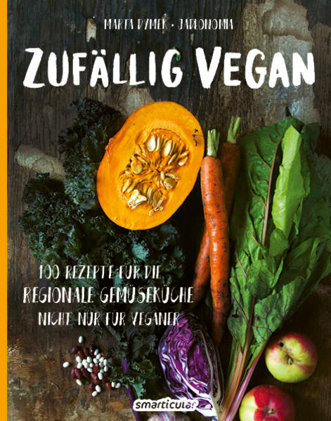 Was haben Spaghetti Napoli, Vollkornbrot, Bayerischer Kartoffelsalat und Hummus gemeinsam? Sie alle schmecken einfach köstlich, und sie alle sind rein zufällig vegan! Genau wie dieses Buch: Es enthält 100 außergewöhnliche Rezepte für eine gesunde, abwechslungsreiche, pflanzliche Ernährung mit dem gewissen Etwas - pragmatisch, ohne Hype, ohne Ersatzprodukte und ohne Verzicht auf Geschmack. Regional und saisonal: Mehr regionale pflanzliche Lebensmittel in den Speiseplan zu integrieren, bringt enorme Vorteile mit sich, sowohl für die Umwelt als auch für die Gesundheit und die Qualität der eigenen Nahrung. Pflanzliche Kost, pragmatisch - ohne Hype: Wir müssen nicht alle unbedingt Veganer werden, und kleine Schritte sind besser als keine Schritte. Wer nur ab und zu Fleisch oder Käse weglässt, weil ein Gericht auch ohne ganz köstlich schmeckt, tut sich und unserem Planeten schon einen großen Gefallen. Regionale Gemüseküche ohne Ersatzprodukte und exotische Superfoods: Im Gegensatz zu manch anderem Kochbuch sind für die pflanzenbasierten Rezepte in diesem Buch weder exotische Superfoods noch teure Spezialzutaten oder Ersatzprodukte notwendig. Wer Hülsenfrüchte, Grützen, Hirse, allerlei Kräuter und Gewürze für sich entdeckt, wird feststellen, dass sich damit fast genauso einfach kochen lässt wie mit Fertigprodukten, zudem auch noch viel gesünder und schmackhafter. Wir wünschen dir viel Freude beim Ausprobieren und Genießen!