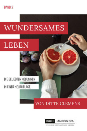 Die samstägliche Kolumne der Schriftstellerin Ditte Clemens im Nordkurier bewirkte in den Jahren 2007 bis 2012 etwas, was es an Frühstückstischen in Deutschland nur noch selten gibt. Man liest einander wieder einmal vor. Und so manche Leserin, mancher Leser fragte sich verwundert: „Woher kennt die Autorin meinen Mann/meine Frau so genau?“ Nach dem Erscheinen des ersten Bandes dieser Kolumnenreihe „Wun- dersames Leben“ schrieb Manfred Orlick in seiner Rezension: „Die witzigen und doch geistvollen Kolumnen verführen dazu, die hundert Seiten in einem Ritt durchzulesen, doch man sollte die fantasievollen Texte in kleiner Dosis genießen, so hat man länger Freude daran. Außerdem geben sie eine Anre- gung zum eigenen Nach- und Weiterdenken.“ Was in den Jahren zuvor vom mecklenburgischen BS-Verlag in die Welt getragen wurde, übernimmt nun die BuchHandelsGesellschaft in einer Neu- auflage. Denn die Kolumnen haben nichts von ihrem Esprit, Witz und Geist verloren. Damals wie heute gelingt es Ditte Clemens zu fesseln. In diesem zweiten Band finden Sie nicht minder gute Texte, die zum Genuß einladen. Bei einer Tasse Kaffee, Tee, natürlich einem Stück Kuchen. Ob im Urlaub an der See, in Mitteldeutschland oder wo auch immer in unserem schönen Land. Gute Unterhaltung.