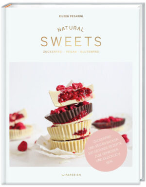 NATURAL SWEETS - Das Backbuch Zuckerfrei, vegan und glutenfrei backen. 100 gesunde Rezepte zum genießen und glücklich sein (inkl. Weihnachtsbäckerei) Für Eileen Pesarini ist Backen eine Leidenschaft. So fing sie als Kind schon im Sommer mit dem Plätzchenbacken an, weil Sie es bis Weihnachten nicht abwarten konnte. Heute ist Eileen eine erfolgreiche Start-up-Gründerin, die mit Lini`s Bites ihre eigenen zuckerfreien Schoko-Nussriegel auf den Markt gebracht hat. Mit NATURAL SWEETS legt Eileen nun ihr erstes Backbuch vor, in dem sie ihre Lieblingsrezepte in einer gesunden Variante präsentiert - dabei gelingt es ihr, heißgeliebte Klassiker von Kaiserschmarrn über Vanillekipferl bis hin zum Tiramisu mit einer neuen Rezeptur zu versehen, die auch die Ansprüche einer zeitgemäßen gesunden Ernährung erfüllt. Die über 100 Rezepte gehören zu den Besten aus Eileens Repertoire und sind alle gluten- und zuckerfrei sowie vegan, sodass auch Menschen mit Lebenmittelunverträglichkeiten sie ohne Reue genießen können. Doch auch Freunde des traditionellen Backens werden von den Rezepten überrascht sein und neue Zutaten und Zusammenstellungen für sich entdecken können. Neben Kuchen, Gebäck und Desserts bietet NATURAL SWEETS auch Rezepte für selbstgemachte Riegel, für die Eileen Pesarini mit ihrer Marke Lini´s Bites bekannt ist. Hier gewährt sie einen Einblick in ihr Erfolgsgeheimnis und begeistert Leserinnen und Leser mit ihren vielseitigen Ideen für gesunde und leckere Snacks, die einfach herzustellen sind und zwischendurch Energie liefern. Mit einem Mix aus italienischen, deutschen und internationalen Süßigkeiten-Klassikern, die von Eileen gekonnt neu interpretiert werden, tollen Frühstücksideen und süßen Snacks für unterwegs erobert sich NATURAL SWEETS seinen Platz im Küchenregal. Eileen Pesarini führt ihre Leserinnen und Leser mit Charme und Leichtigkeit durch die Welt des gesunden Backens - immer anschaulich und leicht verständlich mit vielen persönlichen Tipps und Einblicken in ihre Philosophie. NATURAL SWEETS - Das Backbuch: -Über 100 erprobte Rezepte -Zuckerfrei, vegan und glutenfrei backen -inkl. Weihnachtsbäckerei -Wissen zu veganen Binde- Backtrieb- und Geliermittel -Hardcover mit edler Goldfolienprägung -Großer Einleitungsteil und praktische Alltagstipps